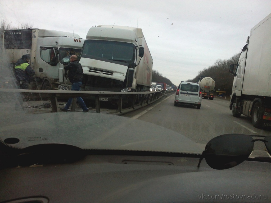 Под ростовом. Авария м4 Новочеркасском. Авария в Ростове на Дону сегодня на трассе м4. М4 Дон Новочеркасск.